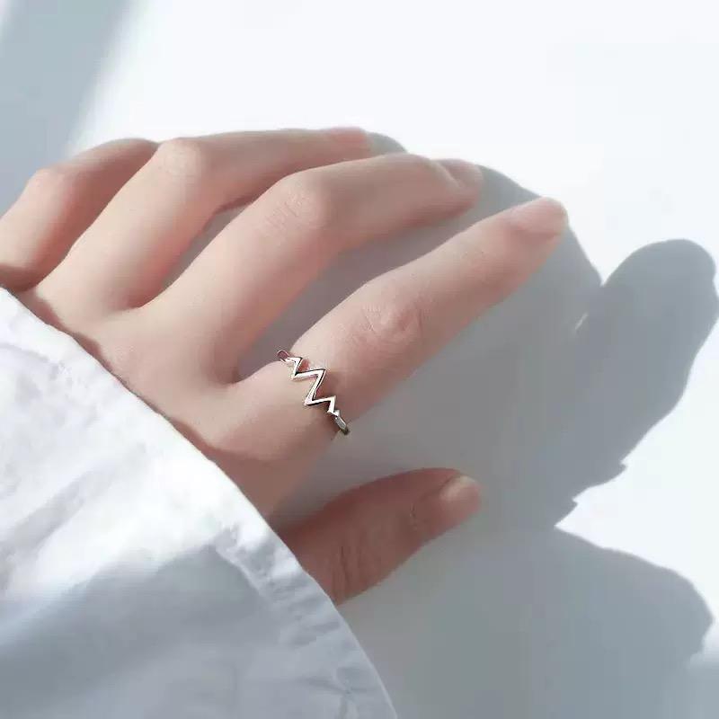 Wave Ring: Sleek Silver Open Design